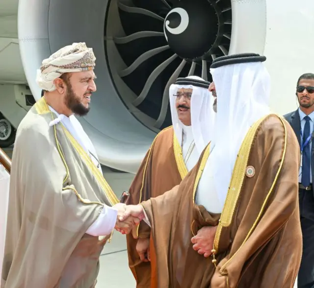 نائب رئيس الوزراء العُماني أسعد آل سعيد، يصل إلى البحرين للمشاركة في القمة العربية الثالثة والثلاثين