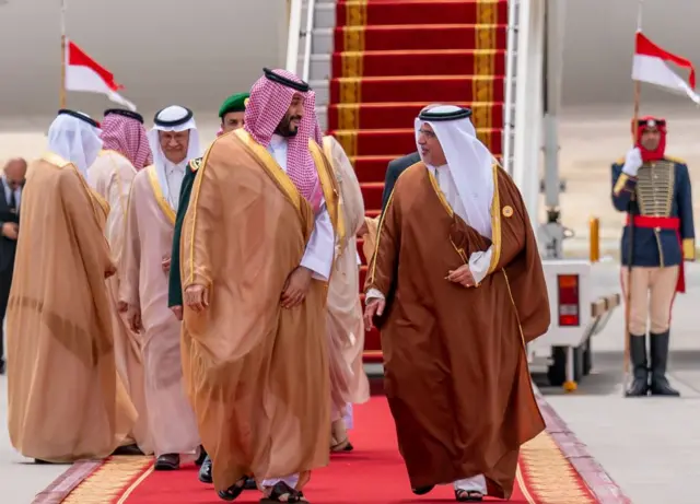 ولي العهد السعودي محمد بن سلمان يصل إلى البحرين