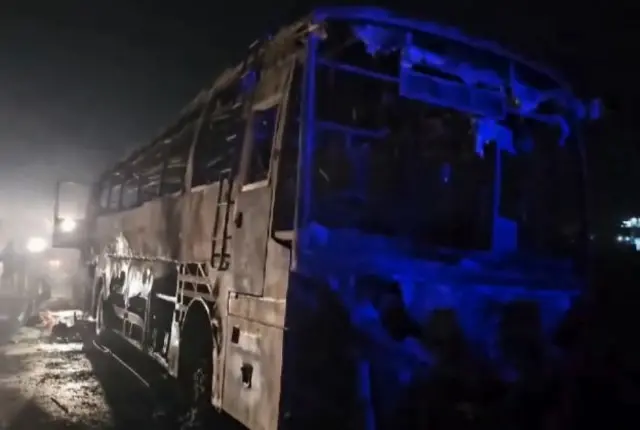 शनिवार सुबह बस में आग लगी