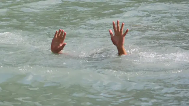 बुडणारे हात