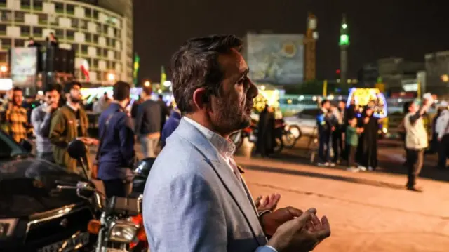 تجمع حامیان حکومت در میدان ولیعصر