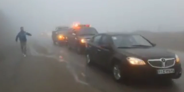घने कोहरे और ख़राब मौसम के कारण बचाव दल को मुश्किलों का सामना करना पड़ रहा है