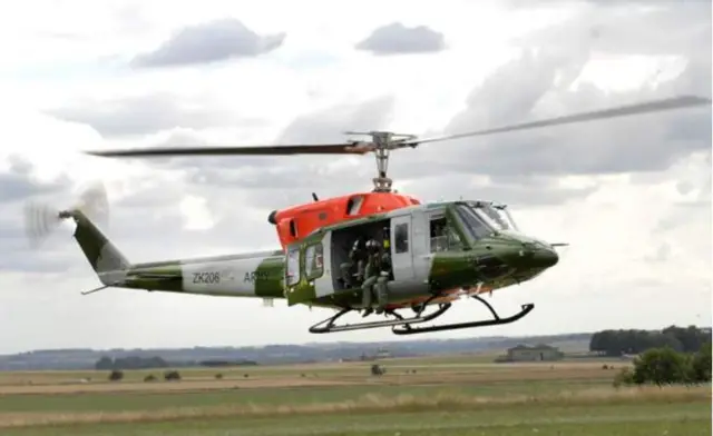 طائرة بريطانية من طراز بيل 212 يقودها سلاح الجو في الجيش في عام 2010