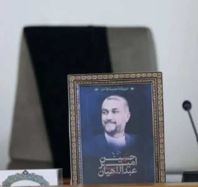 صورة وزير الخارجية الإيراني الراحل حسين أمير عبد اللهيان خلال مجلس الوزراء الحكومي الإيراني في طهران