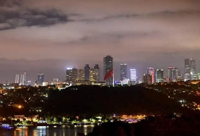 تنكيس الأعلام في إسطنبول بمناسبة يوم الحداد الوطني بعد مصرع رئيسي