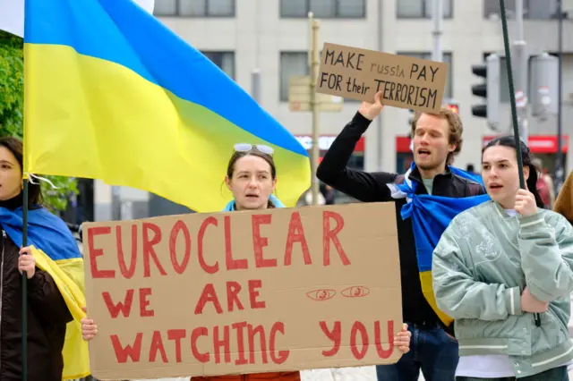 Демонстрация у офиса Euroclear в Брюсселе 11 апреля 2024 года