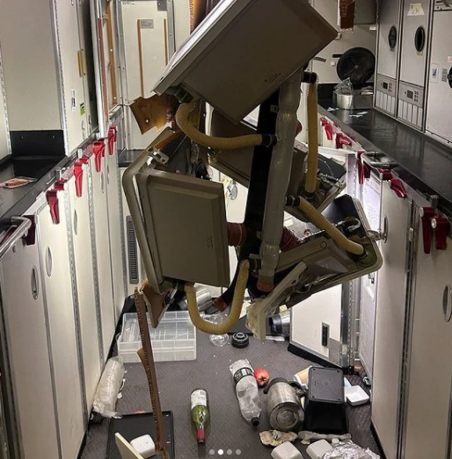 लंडनहून सिंगापूरला जाणाऱ्या विमानाची अवस्था