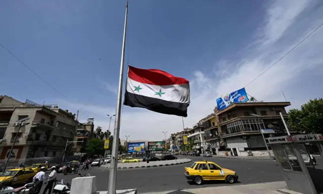 تنكيس الأعلام السورية في شوارع دمشق حداداً على رئيسي