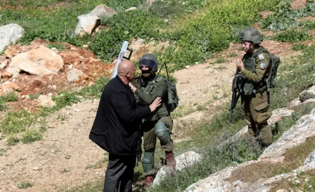 فلسطينيون يشتبكون مع جنود إسرائيليين بعد احتجاج في الضفة الغربية ضد المستوطنات الإسرائيلية، نابلس – 17 مارس/آذار 2023