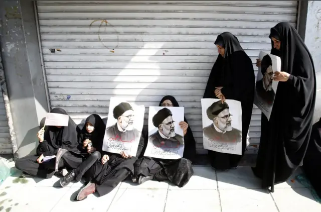 إيرانيات أثناء مراسم تشييع رئيسي