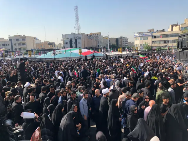 إيرانيون يتوافدون على مراسم التشييع في طهران