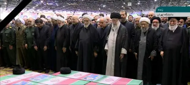 المرشد الأعلى الإيراني علي خامنئي يؤم صلاة الجنازة على رئيسي وعبد اللهيان ومرافقيهما في جامعة طهران