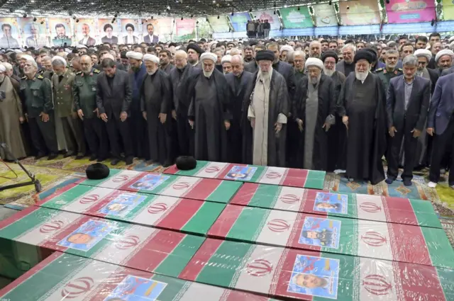 المرشد الأعلى خامنئي أثناء صلاة الجنازة