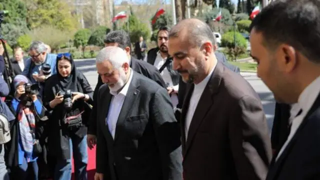 رهبر سیاسی حماس و وزیر خارجه ایران در کنار خبرنگاران در تهران در ۷ فروردین ۱۴۰۳