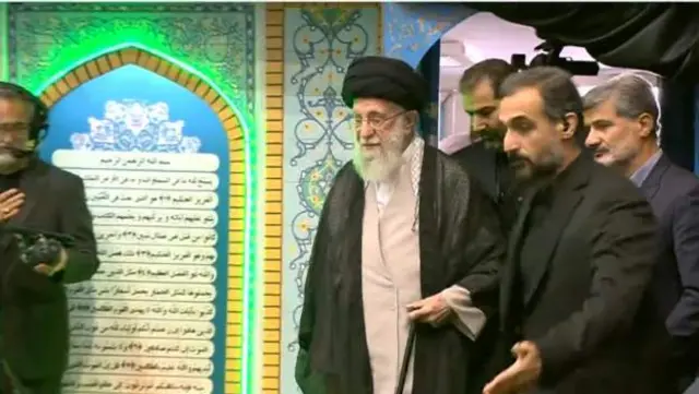 المرشد الأعلى الإيراني علي خامنئي يؤم صلاة الجنازة على رئيسي وعبد اللهيان ومرافقيهما في جامعة طهران