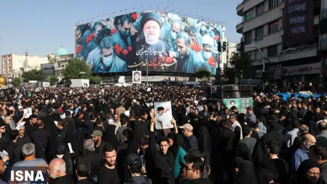 من الحشود الحاضرة للتشييع في طهران اليوم