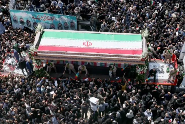 اليوم الثاني من مراسم تشييع جثمان الرئيس الإيراني رئيسي ومرافقيه