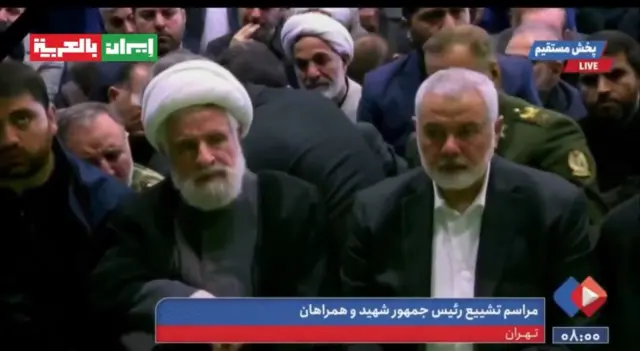 رئيس المكتب السياسي لحركة حماس إلى جانب نائب الأمين العام لحزب الله اللبناني نعيم قاسم خلال الصلاة على رئيسي