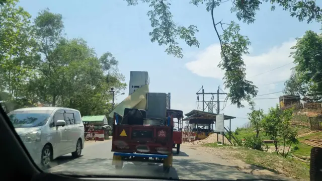 ဝိုင်းမော်ကနေ စစ်ဘေးရှောင်လာတဲ့ကားတွေ