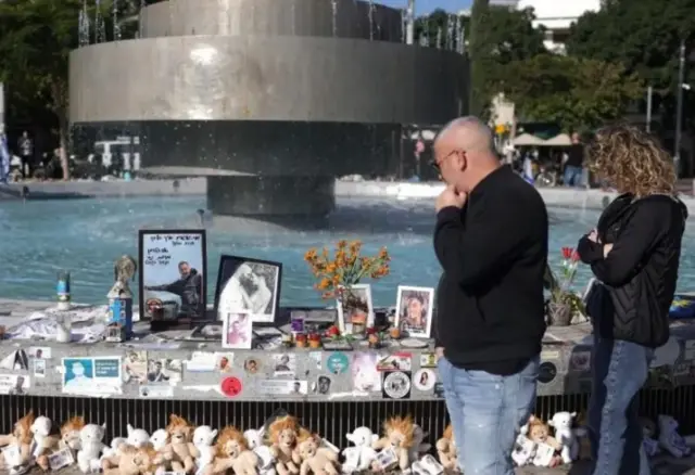 इसराइल के मुताबिक़ 130 लोगों को अभी भी बंधक बनाकर रखा गया है.