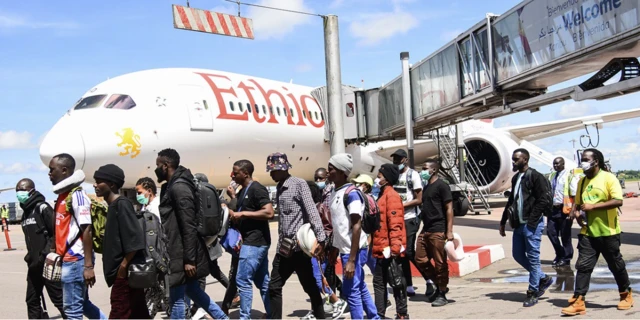 အီသီယိုးပီးယားလေကြောင်းလိုင်းနဲ့ ပြန်ရောက်လာတဲ့ ၂၃ ဦးကို အစိုးရအရာရှိတွေက ကြိုဆိုခဲ့ကြ