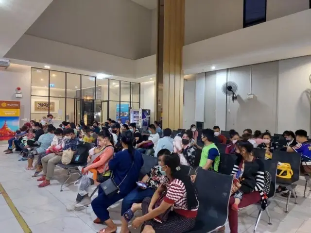 ဘန်ကောက်မြို့ မြန်မာသံရုံးမှာ စောင့်ဆိုင်းနေသူတွေ (ပုံဟောင်း)