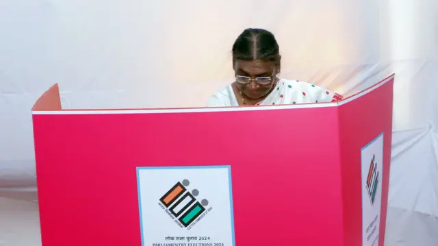 वोटिंग करते हुए राष्ट्रपति