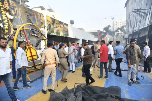 आग को बुझाने की कोशिशें जारी हैं.