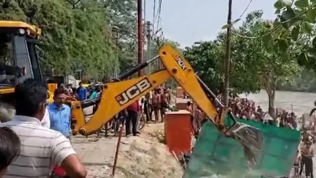 मंदिर के महिला चेंजिंग रूम के ऊपर लगा था सीसीटीवी