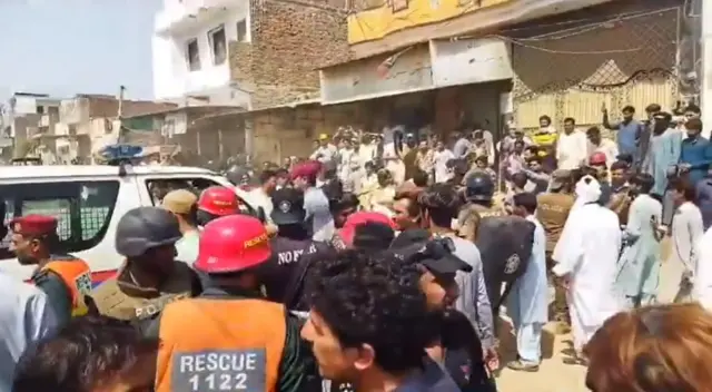 سرگودھا میں مشتعل ہجوم کے پتھراؤ سے 10 پولیس اہلکار زخمی، کوئی جانی نقصان نہیں ہوا: پولیس