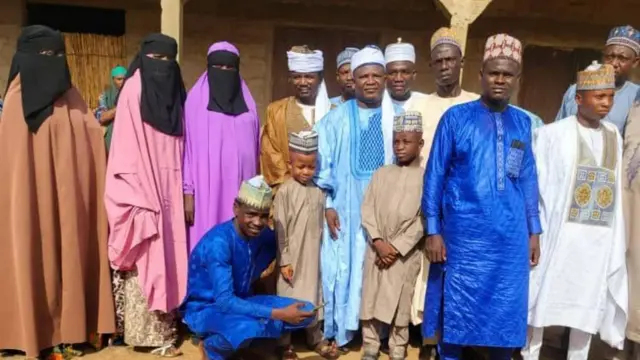 Baadhi ya maharusi wakiwa na jamaa zao