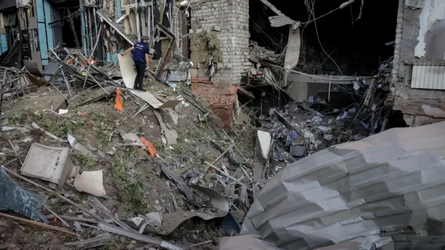 Прокурор по военным преступлениям осматривает место российского авиаудара в Харькове