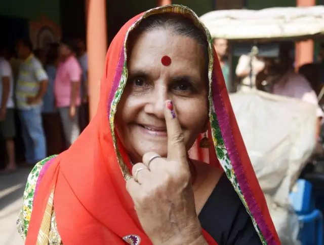 मतदानादरम्यानचा फोटो