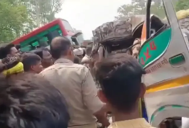 लखीमपुर खीरी में टेम्पो और बस के बीच एक्सीडेंट हुआ है