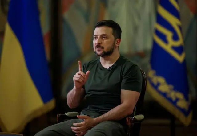 Зеленский на фоне украинского флага