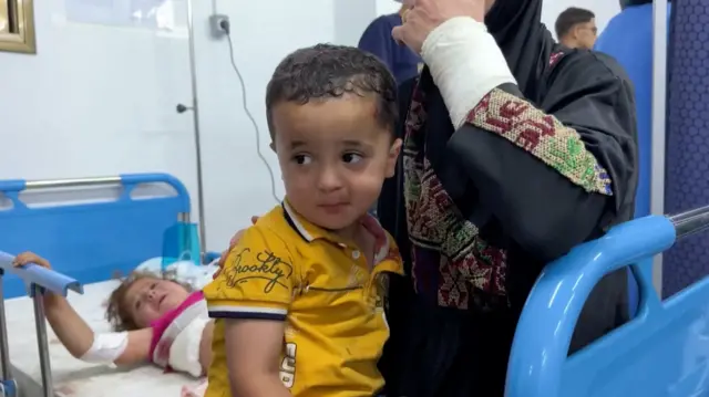 طفل نازح أُصيب بالقصف الإسرائيلي