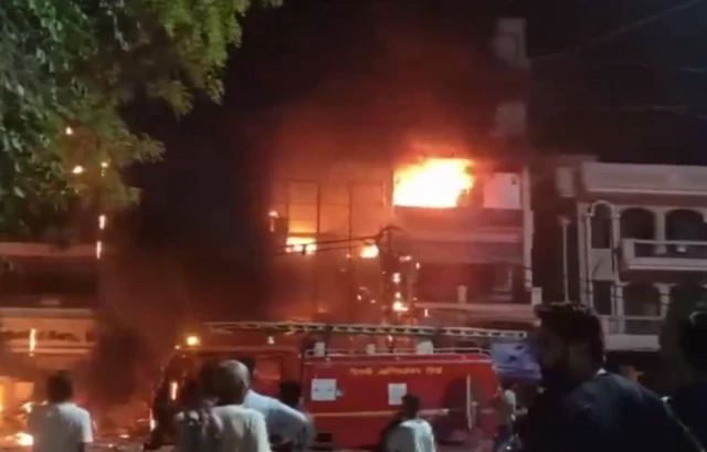 दिल्लीत बाल रुग्णालयात लागलेली आग.