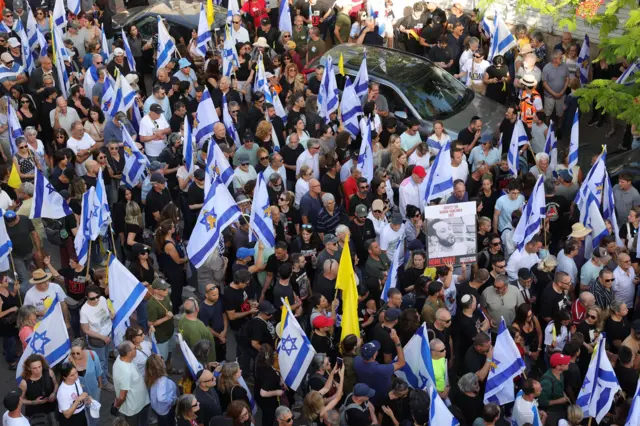مئات من الإٍسرائيلين خلال جنازة أحد الرهائن ممن استعاد الجيش الإٍسرائيلي جثمانه مؤخراً