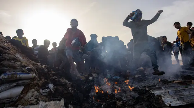 فلسطينيون يتفقدون الأضرار بعد غارة للجيش الإسرائيلي على مخيم في منطقة مخصصة للنازحين في رفح