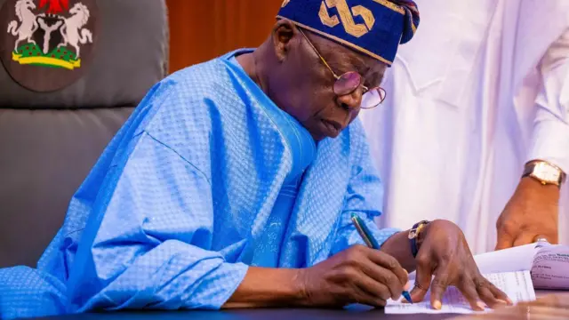 Onyeisiala Tinubu na-etinye aka n'akwụkwọ iwu ka a gbanwee abụ njirimara Naịjirịa