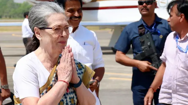 सोनिया गांधी रायबरेली से मौजूदा सांसद हैं, अब यहां से राहुल गांधी ने नामांकन पत्र दाख़िल किया है