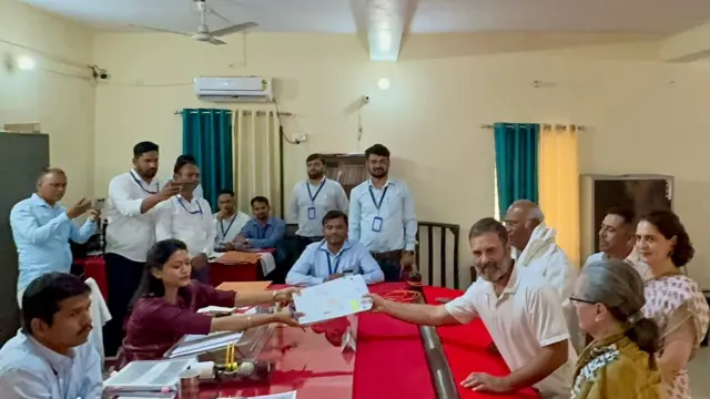 पर्चा भरते राहुल गांधी