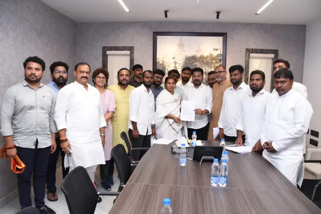 సీఎం రేవంత్‌కు వినతిపత్రం అందజేస్తున్న రోహిత్ వేముల తల్లి రాధిక