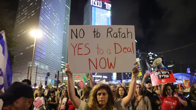 لافتة "لا لعملية رفح، نعم لصفقة الآن"!