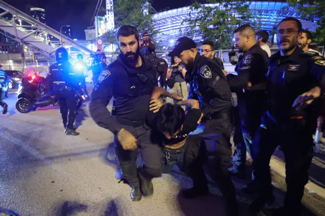 الشرطة تعتقل متظاهرين يغلقون طريق أيالون السريع حيث يطالبون بالإفراج الفوري عن الرهائن الإسرائيليين