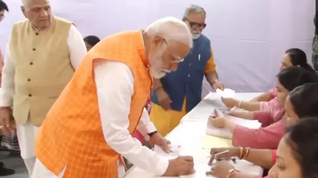 ఓటు హక్కు వినియోగించుకున్న మోదీ