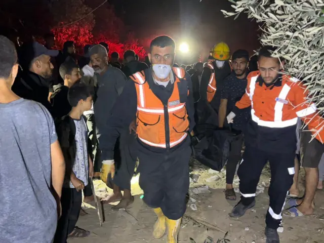 انتشال قتلى ومصابين من تحت الأنقاض