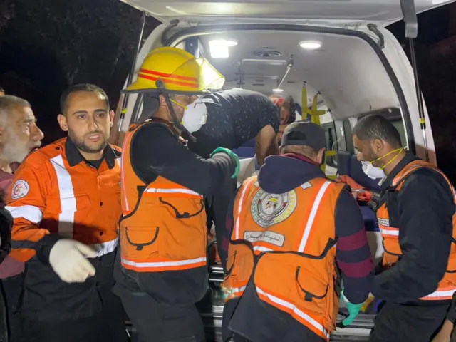 انتشال قتلى ومصابين من تحت الأنقاض