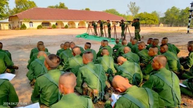 သံဖြူဇရပ်မြို့နယ်ထဲက အမှတ် (၄) တပ်မတော်တန်းမြင့်လေ့ကျင့်ရေးကျောင်း ဝဲကလီမှာ စစ်သင်တန်းတက်နေသူတွေ