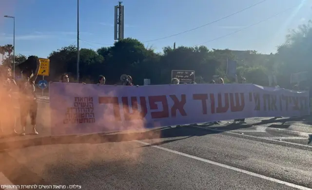 محتجون إسرائيليون يغلقون شارع "أيالون" في تل أبيب مطالبين حكومة نتنياهو بعقد صفقة تبادل أسرى